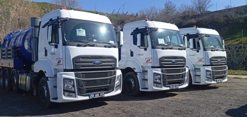 Park halindeki sıralı beyaz Ford kamyonlar